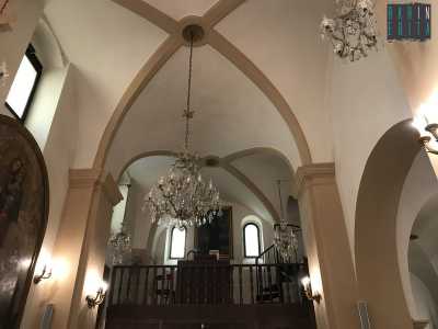L'ambiente � suddiviso in due navate sovrastate da volte a vela e Dal soffitto scendono sette lampadari in vetro